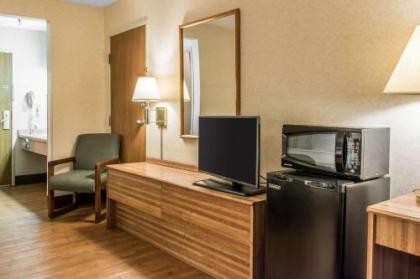 Econo Lodge Arena - image 6