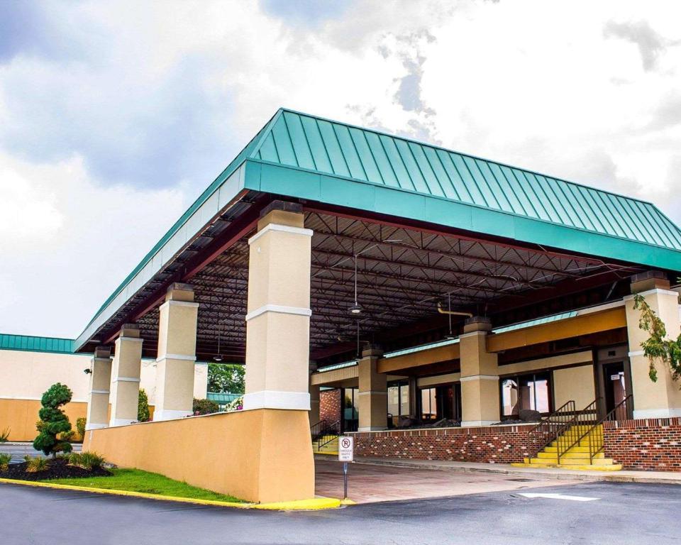 Wilkes-Barre Inn & Suites - image 2