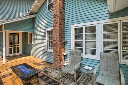 Williams Bay Home with Fire Pit -Blocks to LakeandBeach - image 4