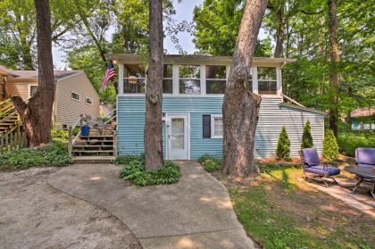 Williams Bay Home with Fire Pit -Blocks to LakeandBeach - image 9