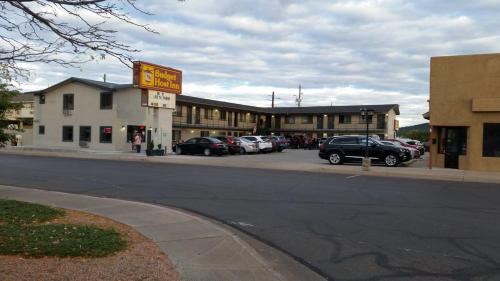 Budget Host Inn Williams - main image