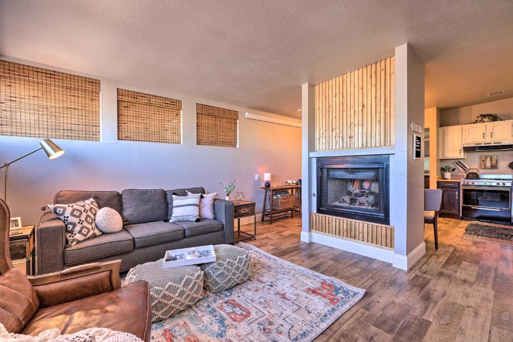 Luxe Route 66 Condo with A and C Near Grand Canyon Rail! - main image