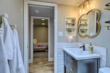 Luxe Route 66 Condo with A and C Near Grand Canyon Rail! - image 10