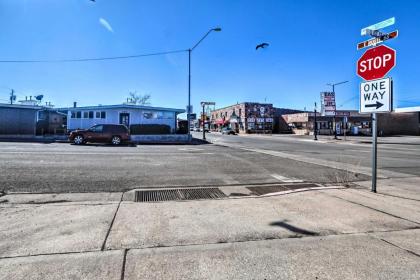 Luxe Route 66 Condo with A and C Near Grand Canyon Rail! - image 13