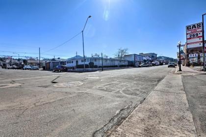 Luxe Route 66 Condo with A and C Near Grand Canyon Rail! - image 14