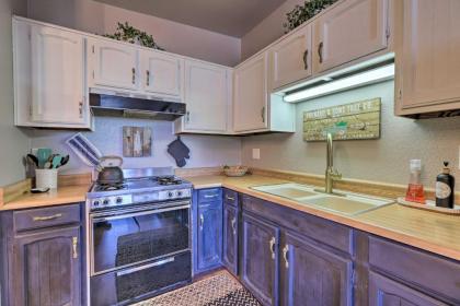 Luxe Route 66 Condo with A and C Near Grand Canyon Rail! - image 15