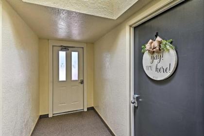Luxe Route 66 Condo with A and C Near Grand Canyon Rail! - image 18