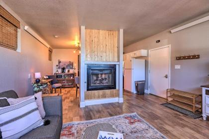 Luxe Route 66 Condo with A and C Near Grand Canyon Rail! - image 5