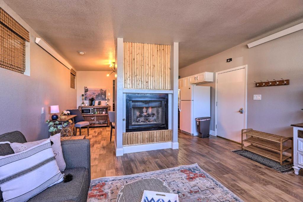 Luxe Route 66 Condo with A and C Near Grand Canyon Rail! - image 5
