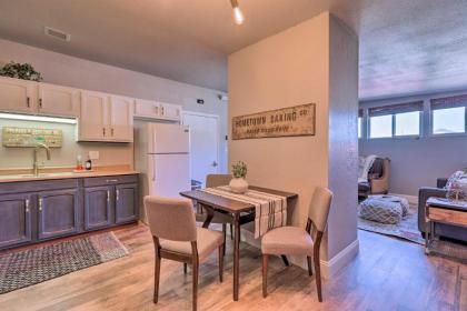 Luxe Route 66 Condo with A and C Near Grand Canyon Rail! - image 7