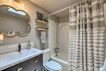 Luxe Route 66 Condo with A and C Near Grand Canyon Rail! - image 9