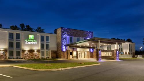 Holiday Inn Express - Williamsburg Busch Gardens Area an IHG Hotel - main image