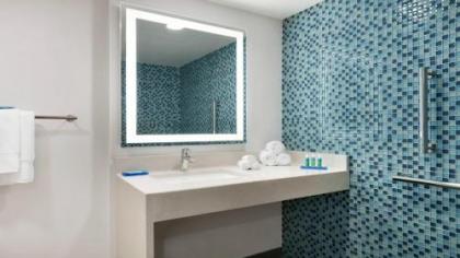Holiday Inn Express - Williamsburg Busch Gardens Area an IHG Hotel - image 4