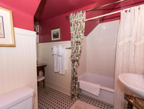 Cedars of Williamsburg Bed & Breakfast - image 4