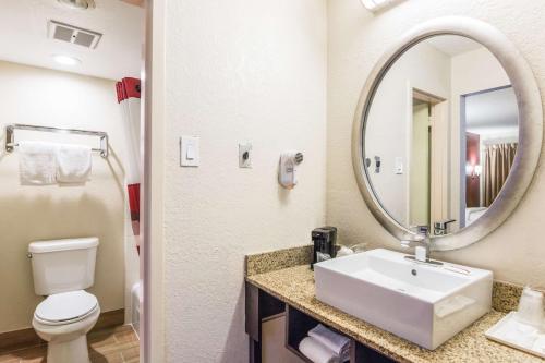 Red Roof Inn Williamsburg - image 4