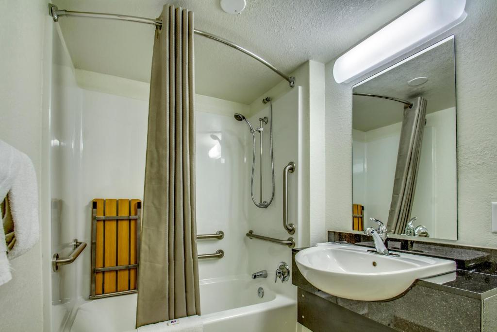 Motel 6-Buffalo NY - Airport - Williamsville - image 6