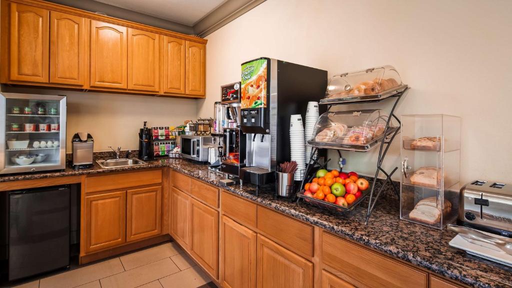 Best Western Willits Inn - image 6