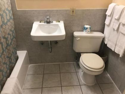 Edgewood Motel - image 15