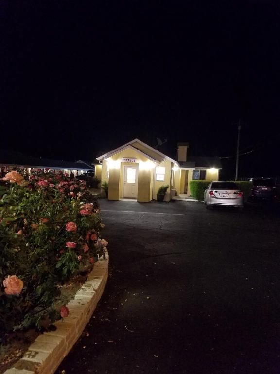 Edgewood Motel - image 2