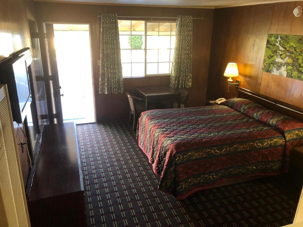 Edgewood Motel - image 7