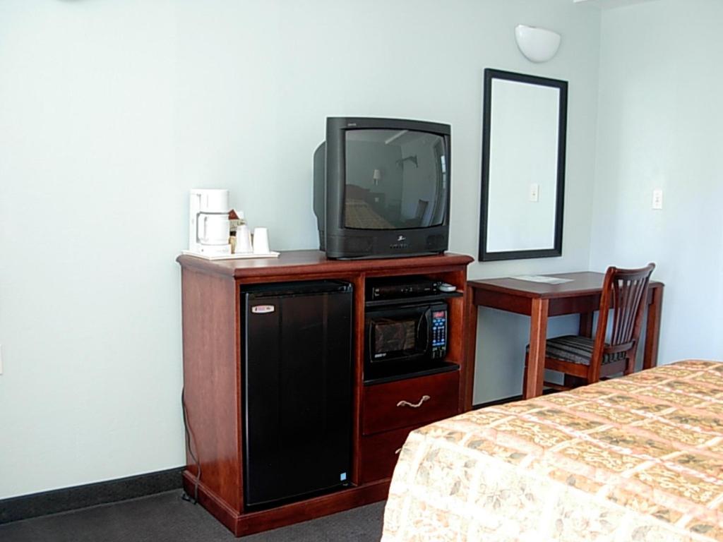 Economy Inn - image 2