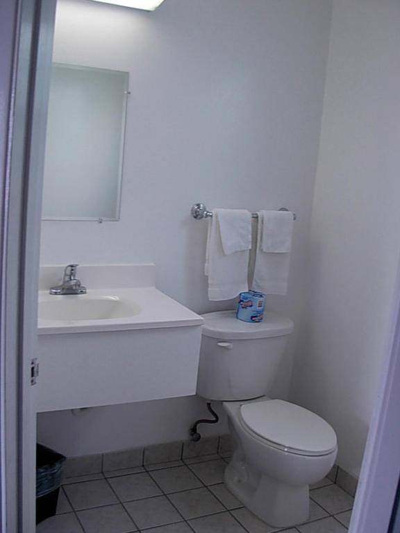Economy Inn - image 7
