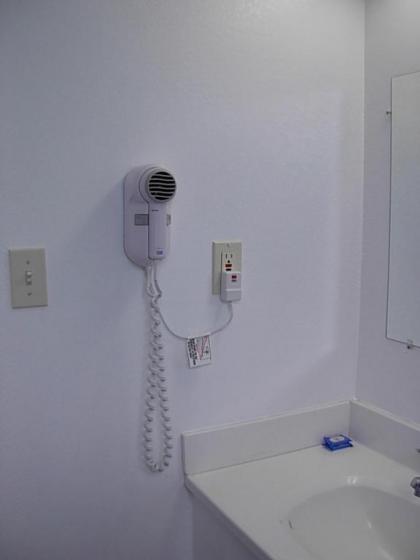 Economy Inn - image 8