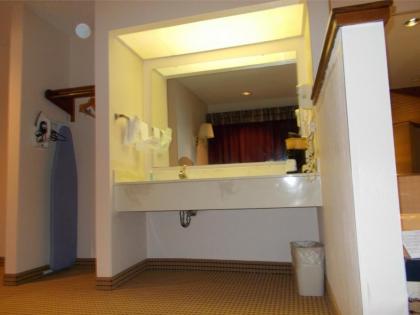 Royalton Inn and Suites Wilmington - image 12