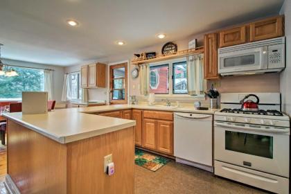 Vermont Getaway with Deck - 6 Miles to Mt Snow! - image 11