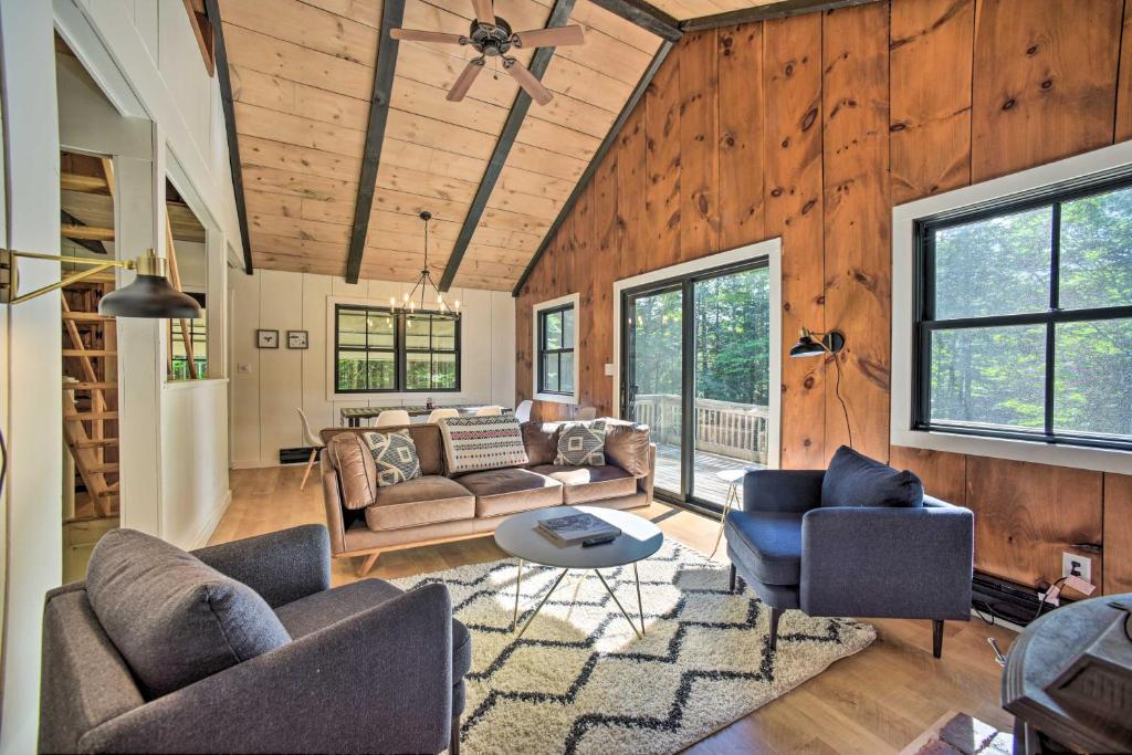 Sleek Cabin with Deck 8Mi to Mount Snow and Hikes! - main image