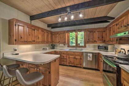 Sleek Cabin with Deck 8Mi to Mount Snow and Hikes! - image 10