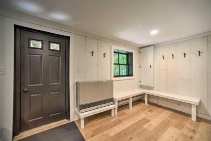 Sleek Cabin with Deck 8Mi to Mount Snow and Hikes! - image 14