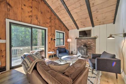 Sleek Cabin with Deck 8Mi to Mount Snow and Hikes! - image 3