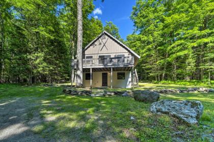 Sleek Cabin with Deck 8Mi to Mount Snow and Hikes! - image 4