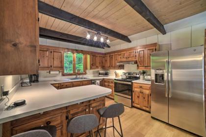 Sleek Cabin with Deck 8Mi to Mount Snow and Hikes! - image 9