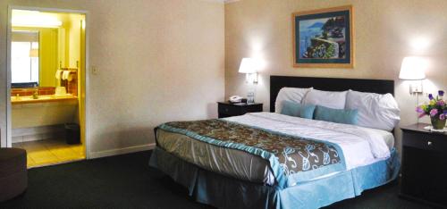Azalea Inn & Suites - image 4