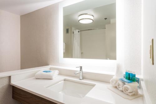 Holiday Inn Express & Suites Wilmington-University Center an IHG Hotel - image 2