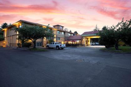 Best Western Plus Parkway Inn - image 1