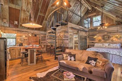 Horse Thief Inn Cabin Retreat with Hot Tub!