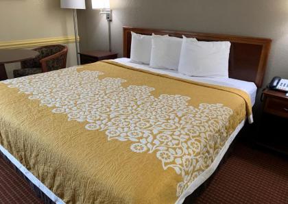 Days Inn by Wyndham Winchester - image 11