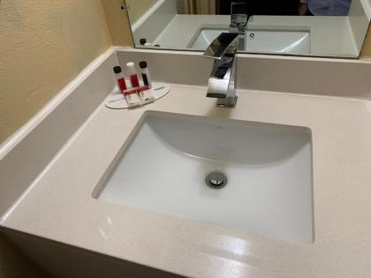 Days Inn by Wyndham Winchester - image 15
