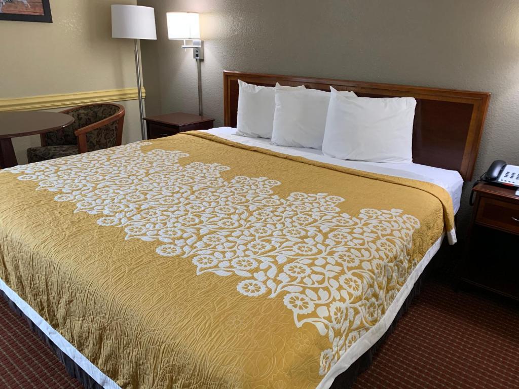 Days Inn by Wyndham Winchester - image 5