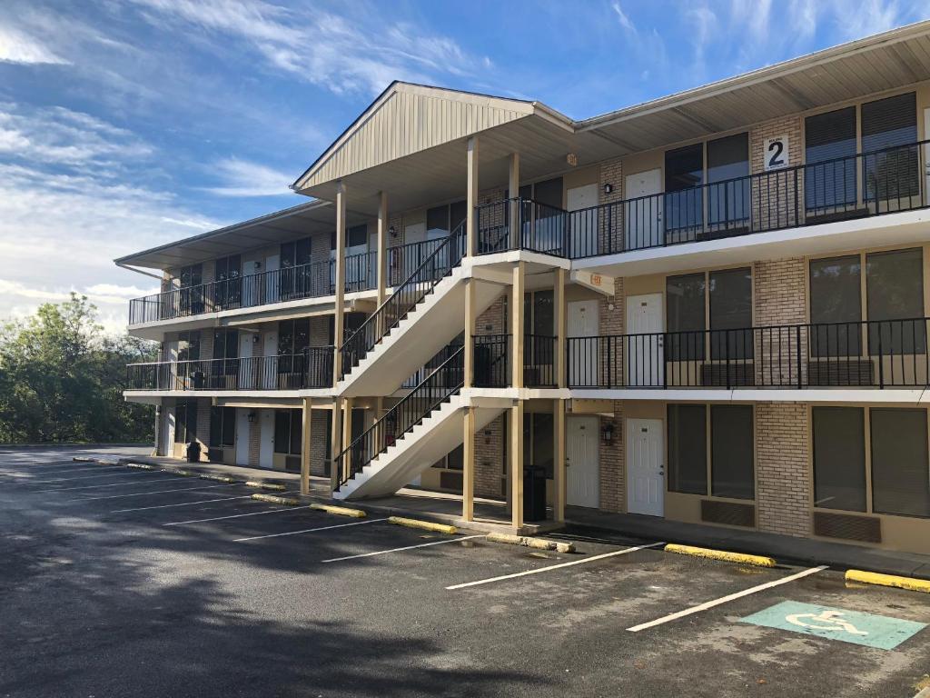 APM Inn and Suites - image 2