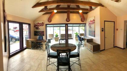 APM Inn and Suites - image 3