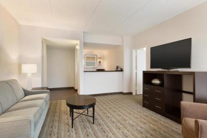 DoubleTree by Hilton Bradley International Airport - image 15