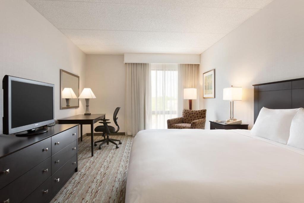 DoubleTree by Hilton Bradley International Airport - image 6