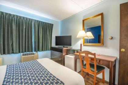 Econo Lodge Inn & Suites Windsor - image 10