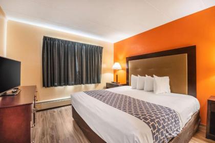 Econo Lodge Inn & Suites Windsor - image 13