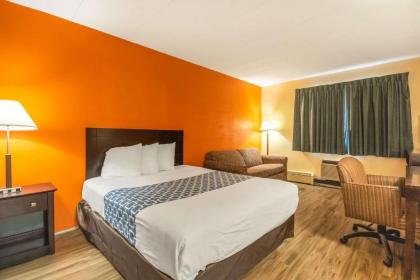 Econo Lodge Inn & Suites Windsor - image 14