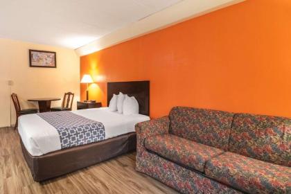 Econo Lodge Inn & Suites Windsor - image 16